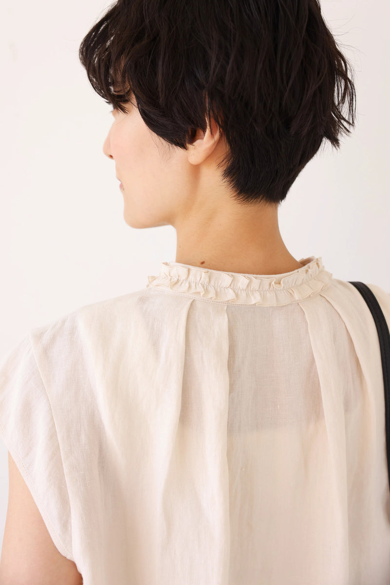夏の快適さと上品さを兼ね備えた リネン フリル襟ブラウス 　ベージュ　250716-1
