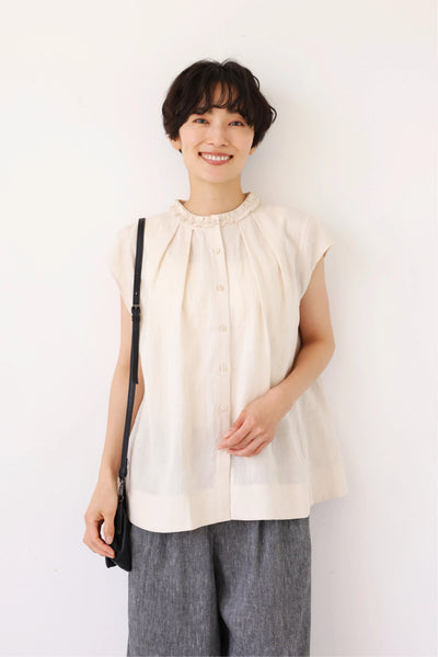 夏の快適さと上品さを兼ね備えた リネン フリル襟ブラウス 　ベージュ　250716-1