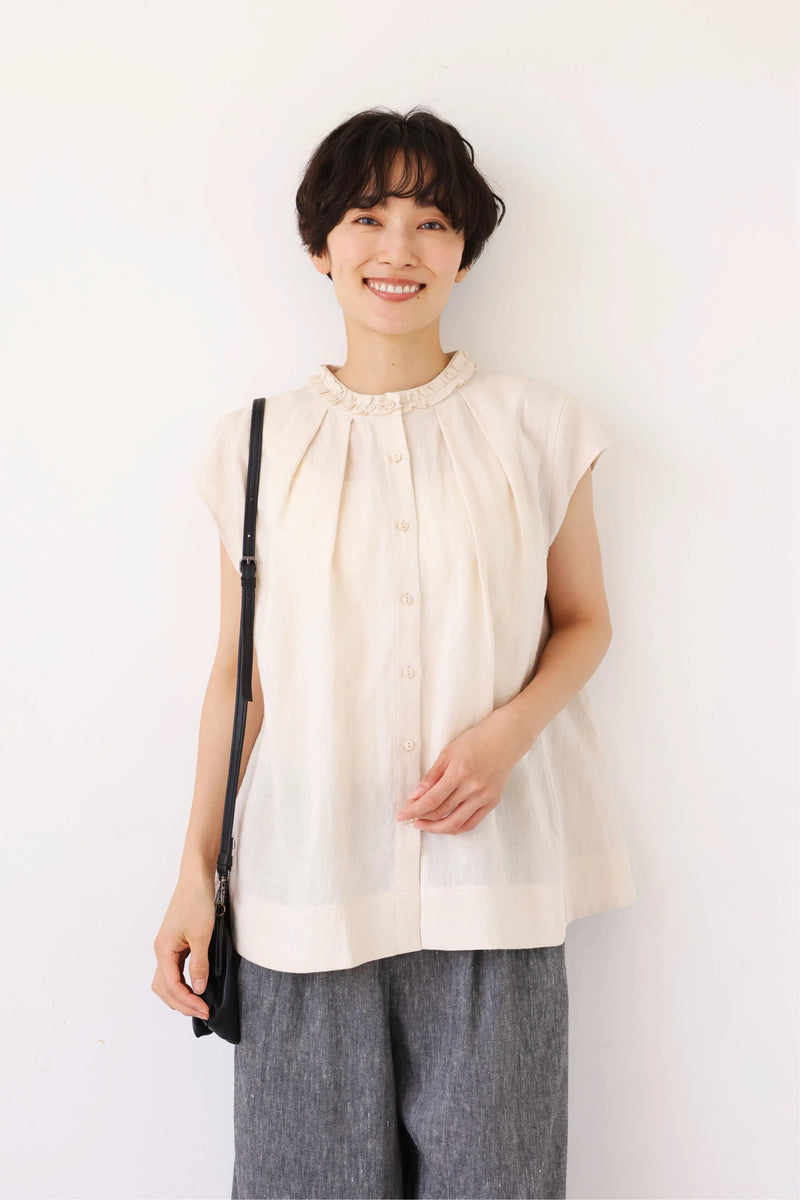 夏の快適さと上品さを兼ね備えた リネン フリル襟ブラウス 　ベージュ　250716-1