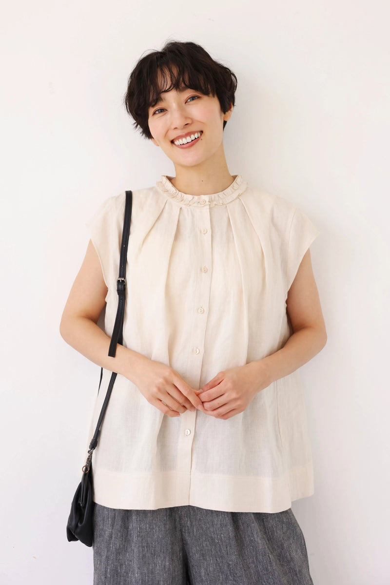 夏の快適さと上品さを兼ね備えた リネン フリル襟ブラウス 　ベージュ　250716-1