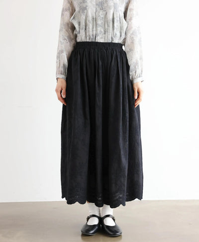 特別感のある　ふんわり広がるフラワー刺繍ロングスカート　裏地付き　ギャザースカート　250603