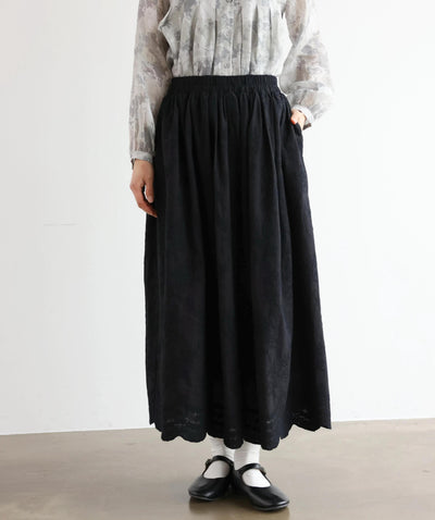 特別感のある　ふんわり広がるフラワー刺繍ロングスカート　裏地付き　ギャザースカート　250603