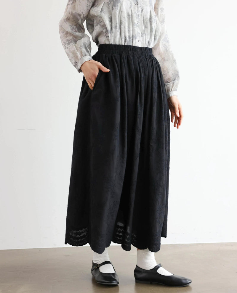 特別感のある　ふんわり広がるフラワー刺繍ロングスカート　裏地付き　ギャザースカート　250603