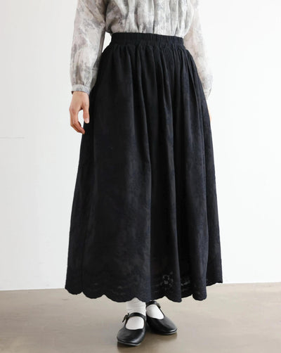 特別感のある　ふんわり広がるフラワー刺繍ロングスカート　裏地付き　ギャザースカート　250603