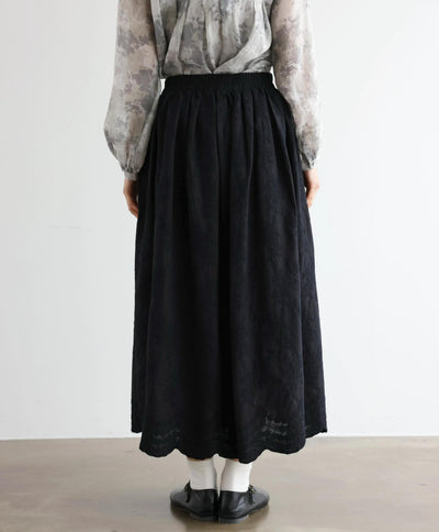 特別感のある　ふんわり広がるフラワー刺繍ロングスカート　裏地付き　ギャザースカート　250603