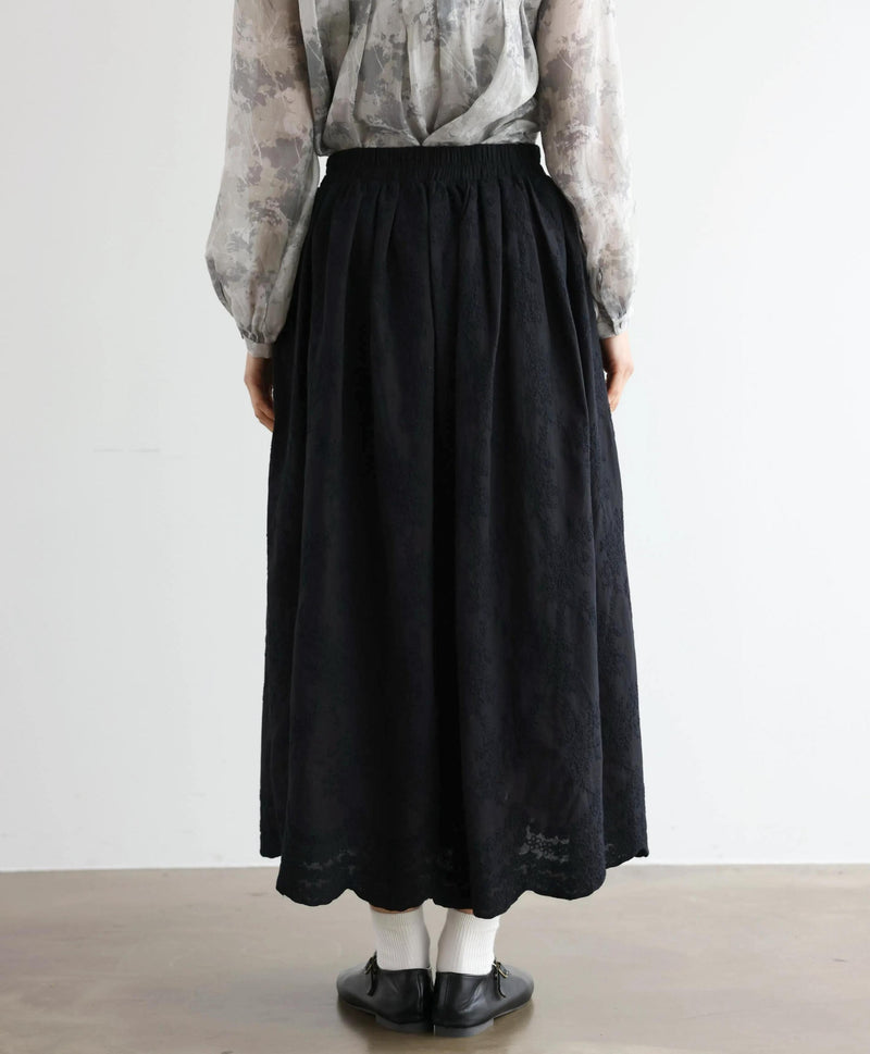特別感のある　ふんわり広がるフラワー刺繍ロングスカート　裏地付き　ギャザースカート　250603