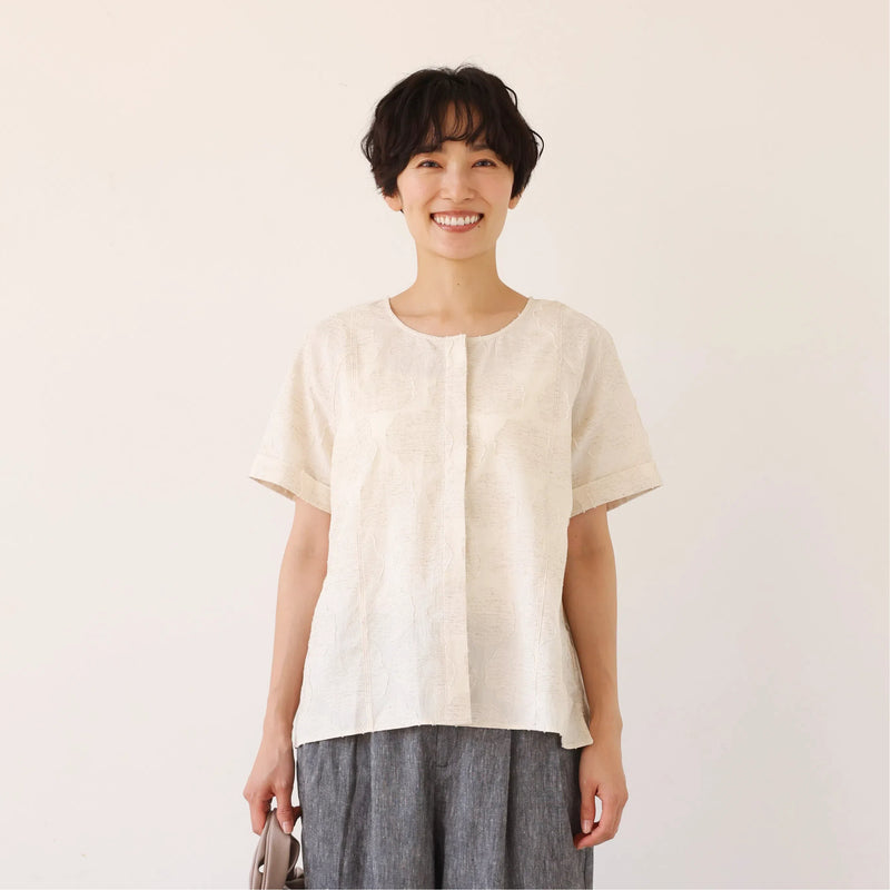 大人の女性らしさ 蓮の葉モチーフ クルーネックブラウス フォーマルにも 生成色　250717-1