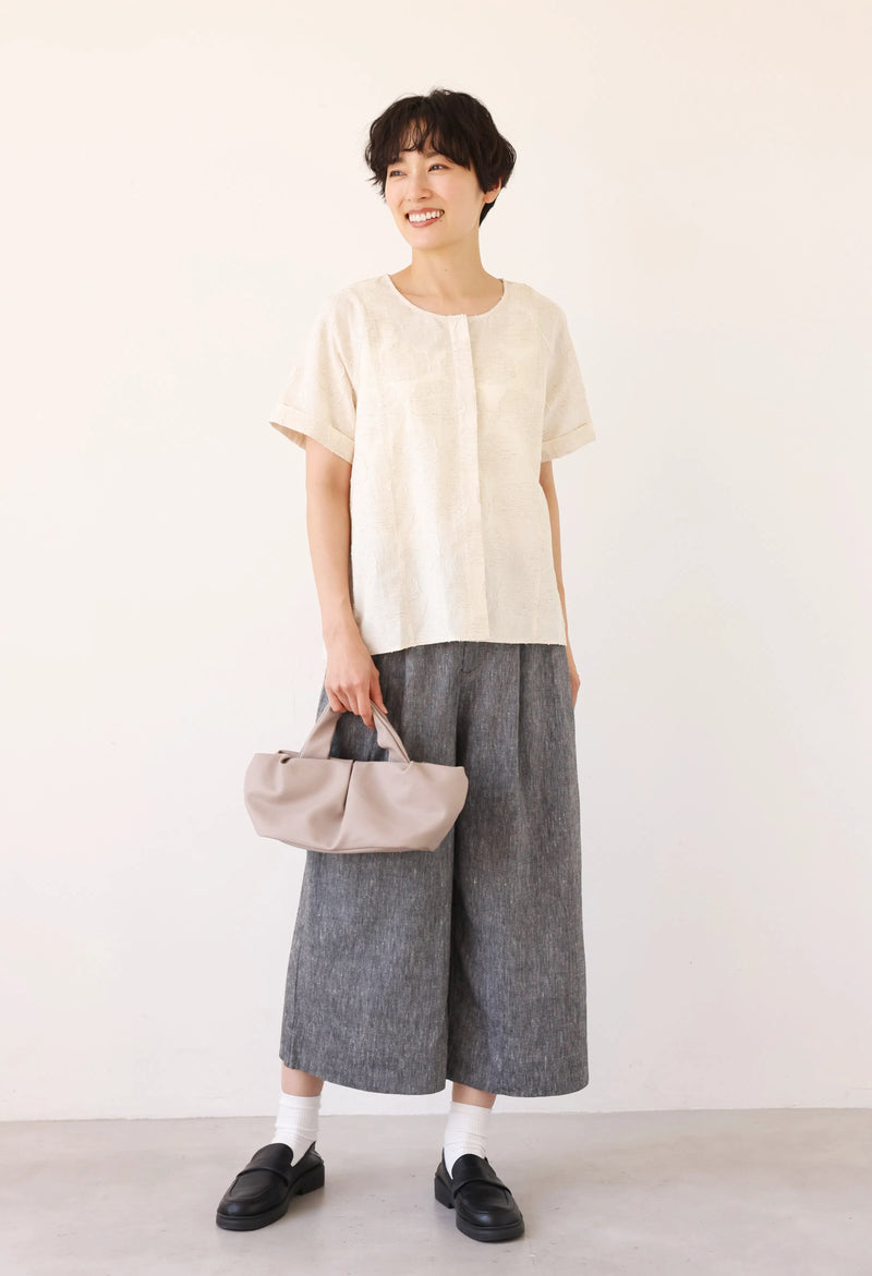 大人の女性らしさ 蓮の葉モチーフ クルーネックブラウス フォーマルにも 生成色　250717-1