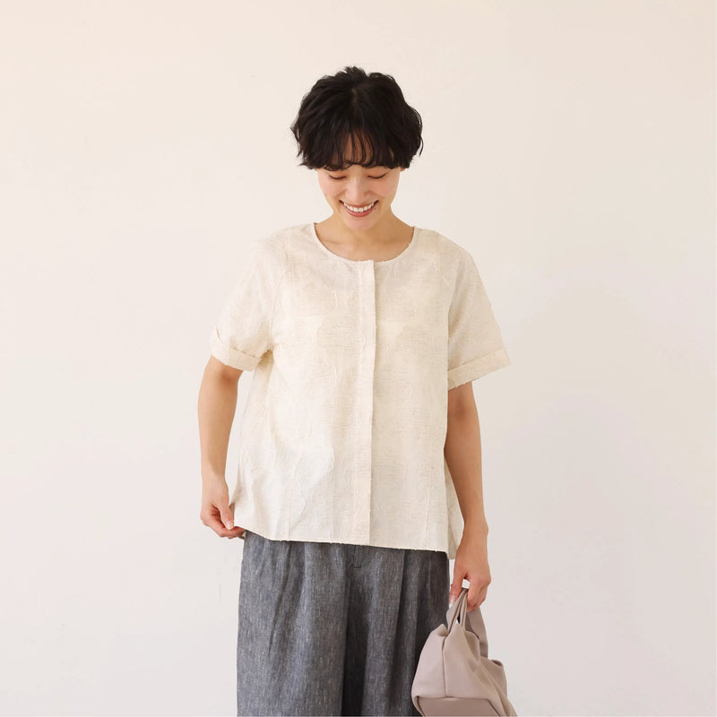 大人の女性らしさ 蓮の葉モチーフ クルーネックブラウス フォーマルにも 生成色　250717-1