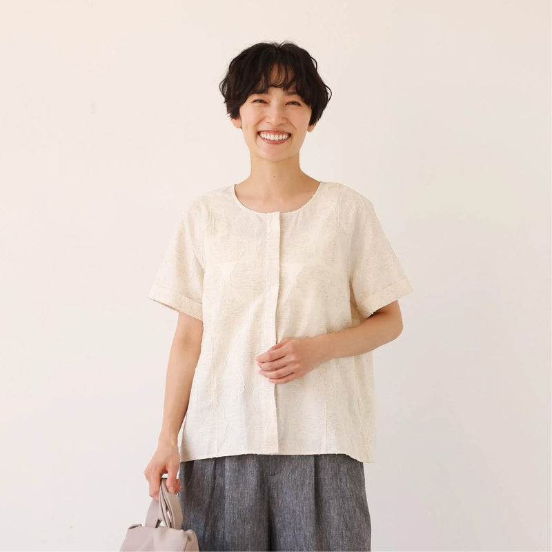 大人の女性らしさ 蓮の葉モチーフ クルーネックブラウス フォーマルにも 生成色　250717-1