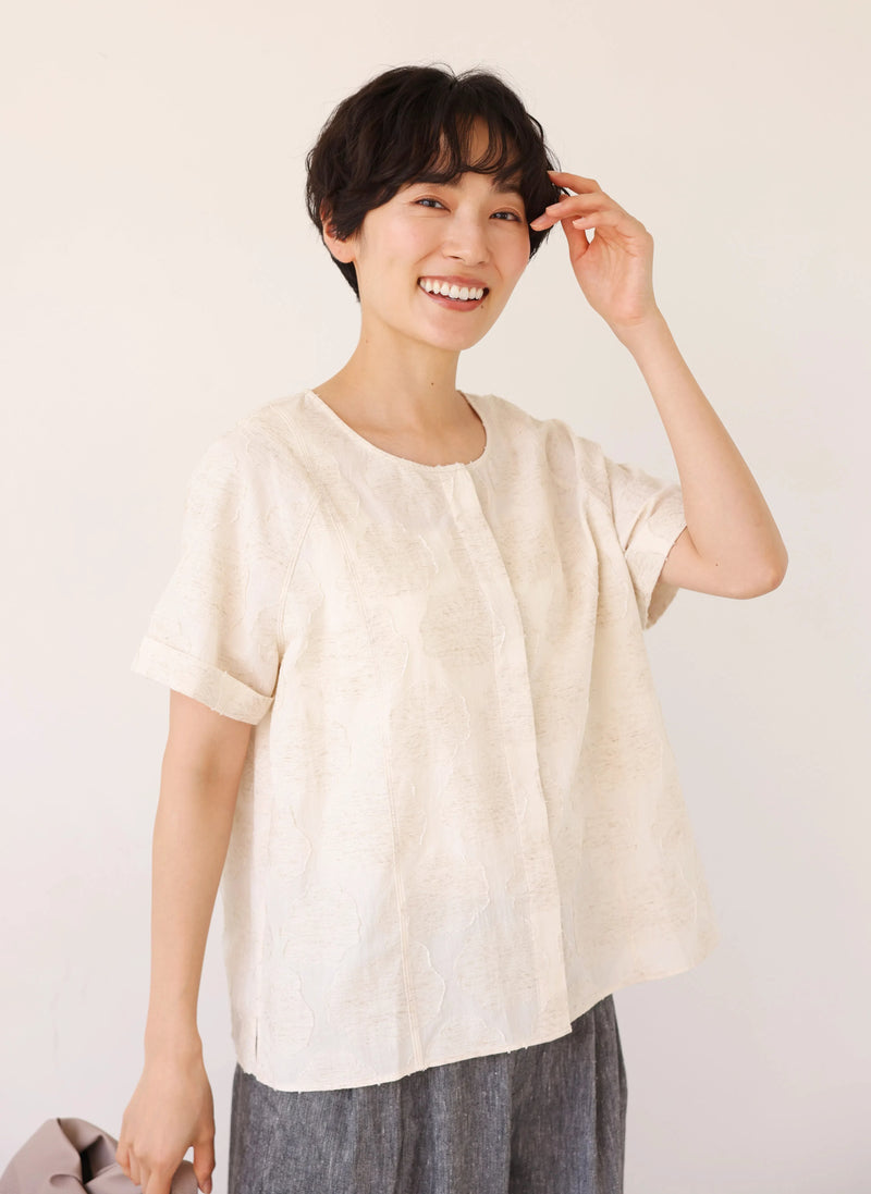 大人の女性らしさ 蓮の葉モチーフ クルーネックブラウス フォーマルにも 生成色　250717-1