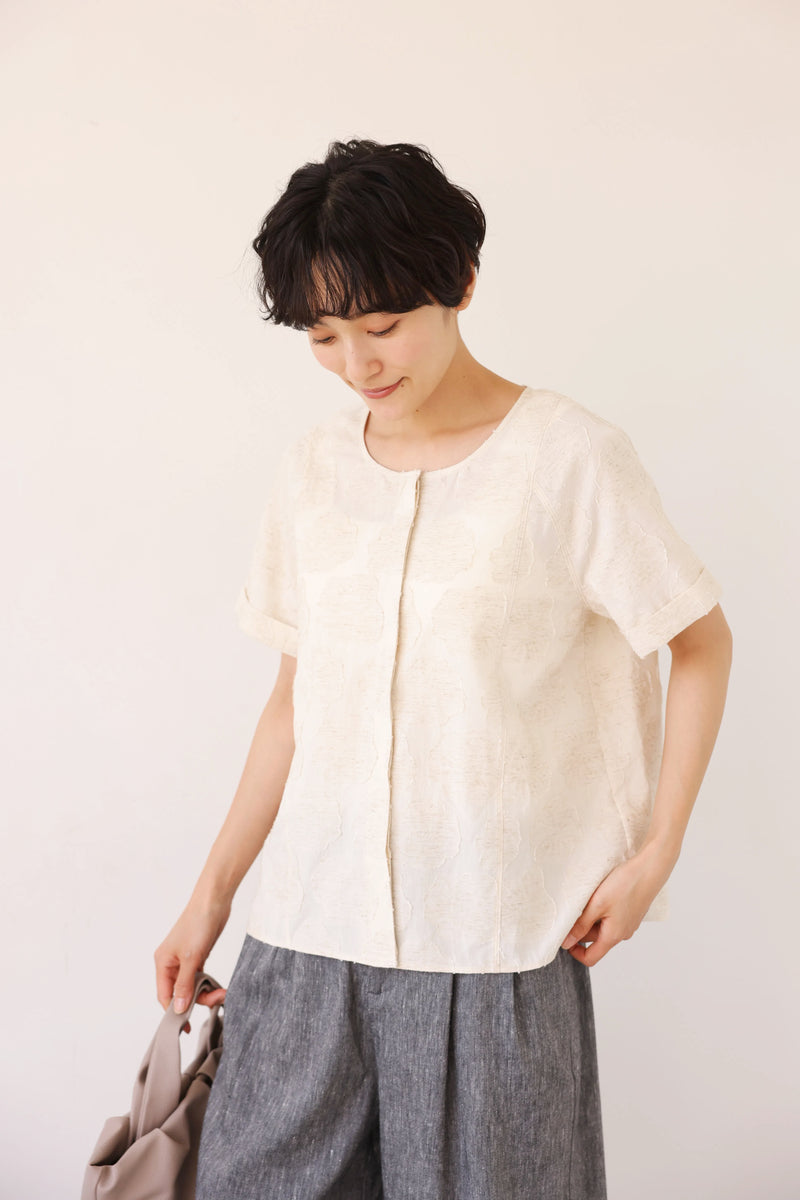 大人の女性らしさ 蓮の葉モチーフ クルーネックブラウス フォーマルにも 生成色　250717-1