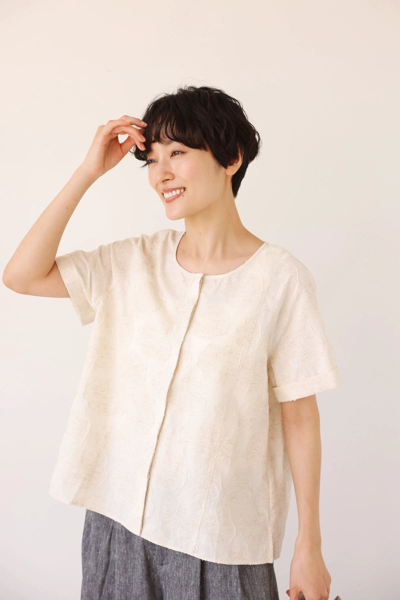 大人の女性らしさ 蓮の葉モチーフ クルーネックブラウス フォーマルにも 生成色　250717-1