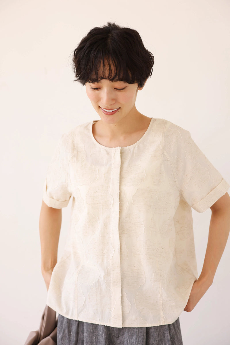 大人の女性らしさ 蓮の葉モチーフ クルーネックブラウス フォーマルにも 生成色　250717-1