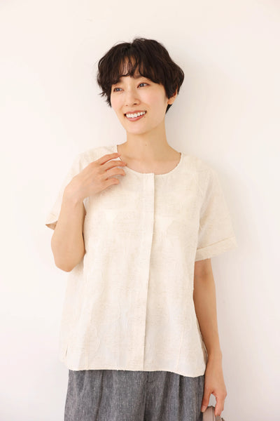 大人の女性らしさ 蓮の葉モチーフ クルーネックブラウス フォーマルにも 生成色　250717-1