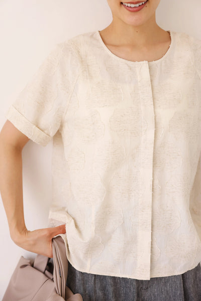 大人の女性らしさ 蓮の葉モチーフ クルーネックブラウス フォーマルにも 生成色　250717-1