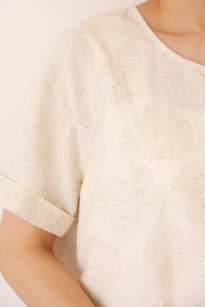 大人の女性らしさ 蓮の葉モチーフ クルーネックブラウス フォーマルにも 生成色　250717-1