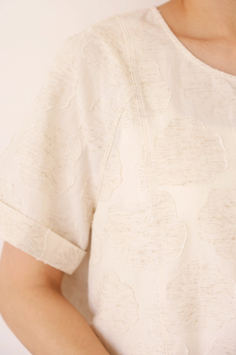 大人の女性らしさ 蓮の葉モチーフ クルーネックブラウス フォーマルにも 生成色　250717-1