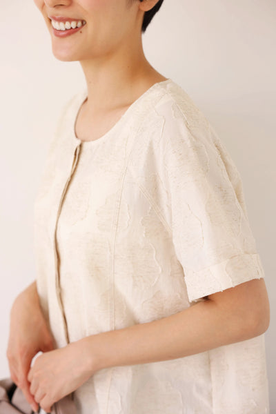 大人の女性らしさ 蓮の葉モチーフ クルーネックブラウス フォーマルにも 生成色　250717-1