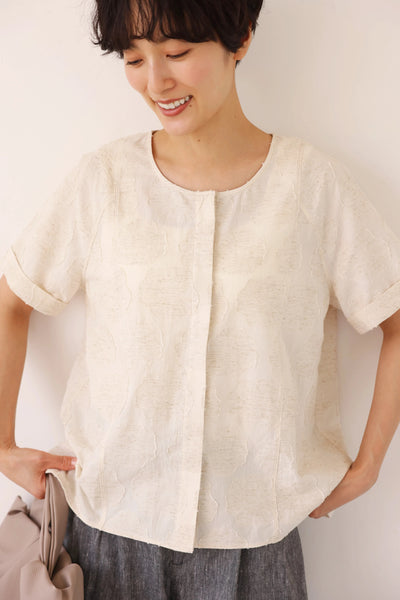 大人の女性らしさ 蓮の葉モチーフ クルーネックブラウス フォーマルにも 生成色　250717-1