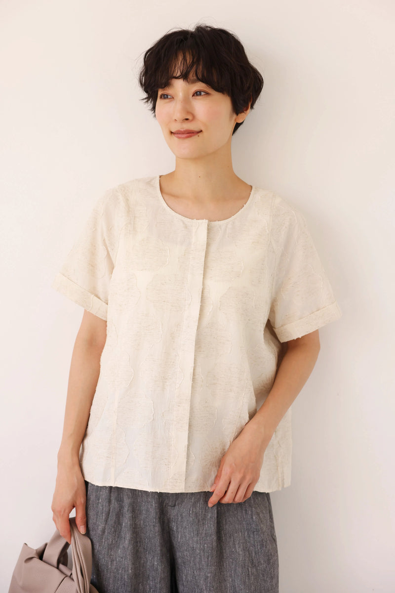 大人の女性らしさ 蓮の葉モチーフ クルーネックブラウス フォーマルにも 生成色　250717-1