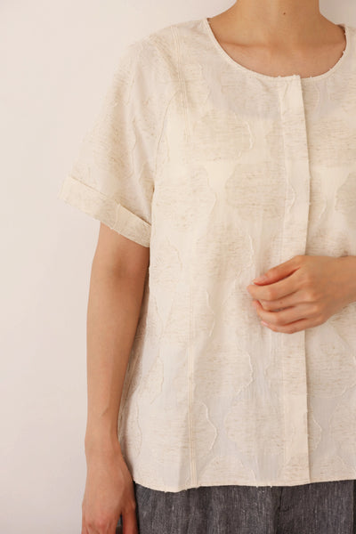 大人の女性らしさ 蓮の葉モチーフ クルーネックブラウス フォーマルにも 生成色　250717-1