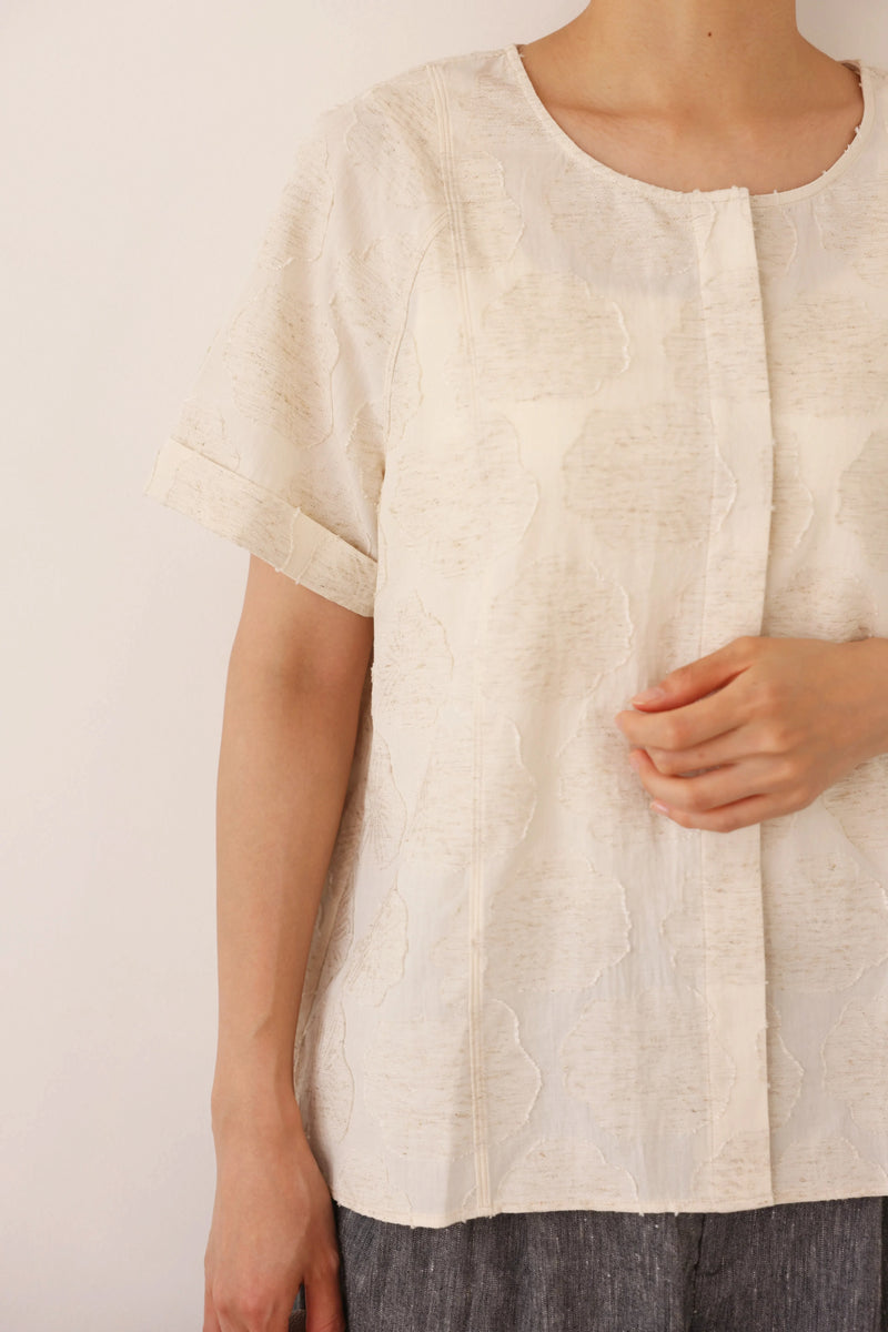 大人の女性らしさ 蓮の葉モチーフ クルーネックブラウス フォーマルにも 生成色　250717-1