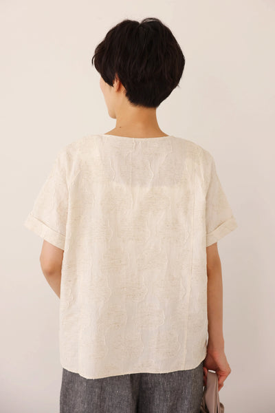 大人の女性らしさ 蓮の葉モチーフ クルーネックブラウス フォーマルにも 生成色　250717-1