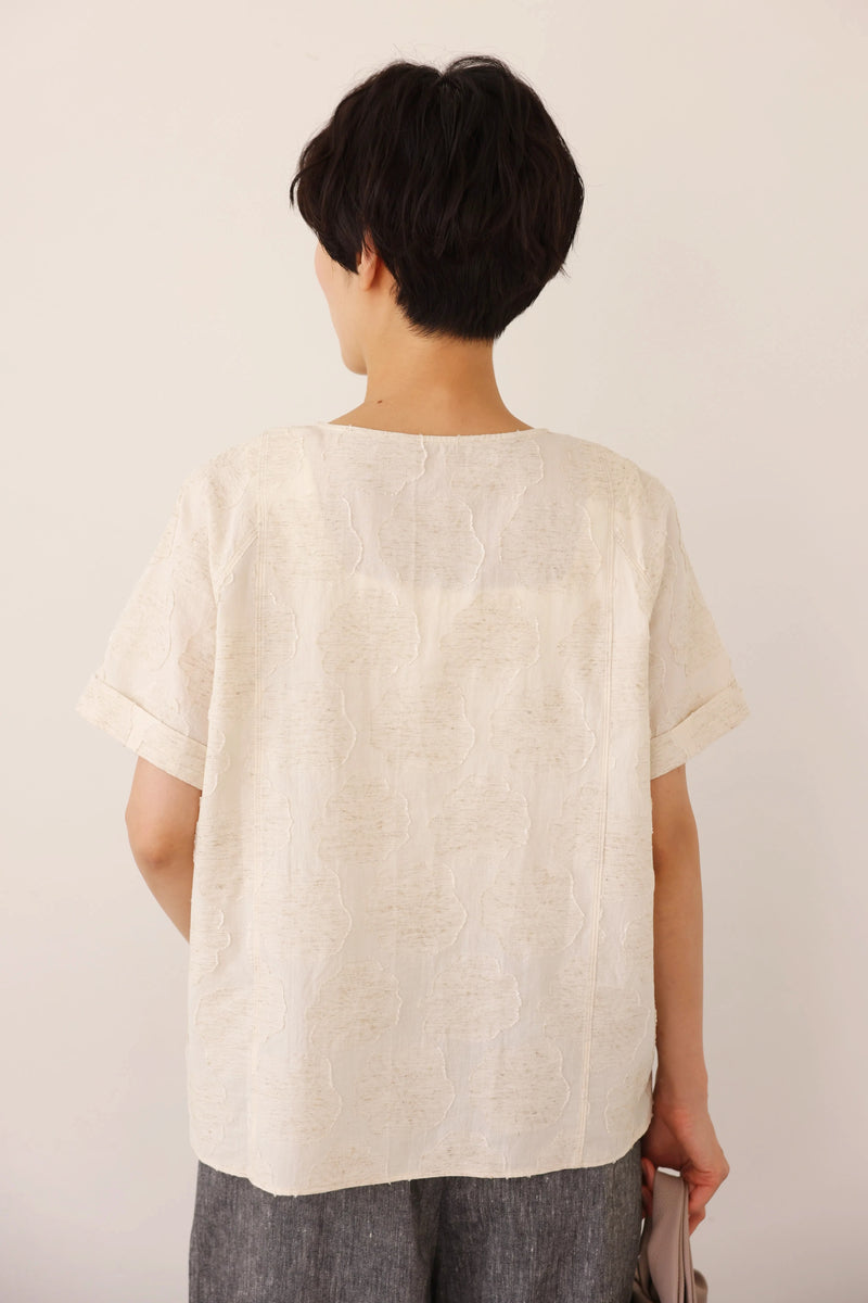 大人の女性らしさ 蓮の葉モチーフ クルーネックブラウス フォーマルにも 生成色　250717-1