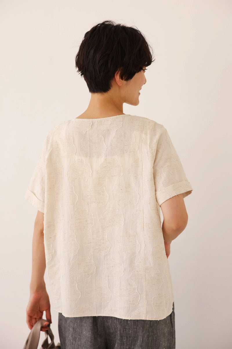 大人の女性らしさ 蓮の葉モチーフ クルーネックブラウス フォーマルにも 生成色　250717-1