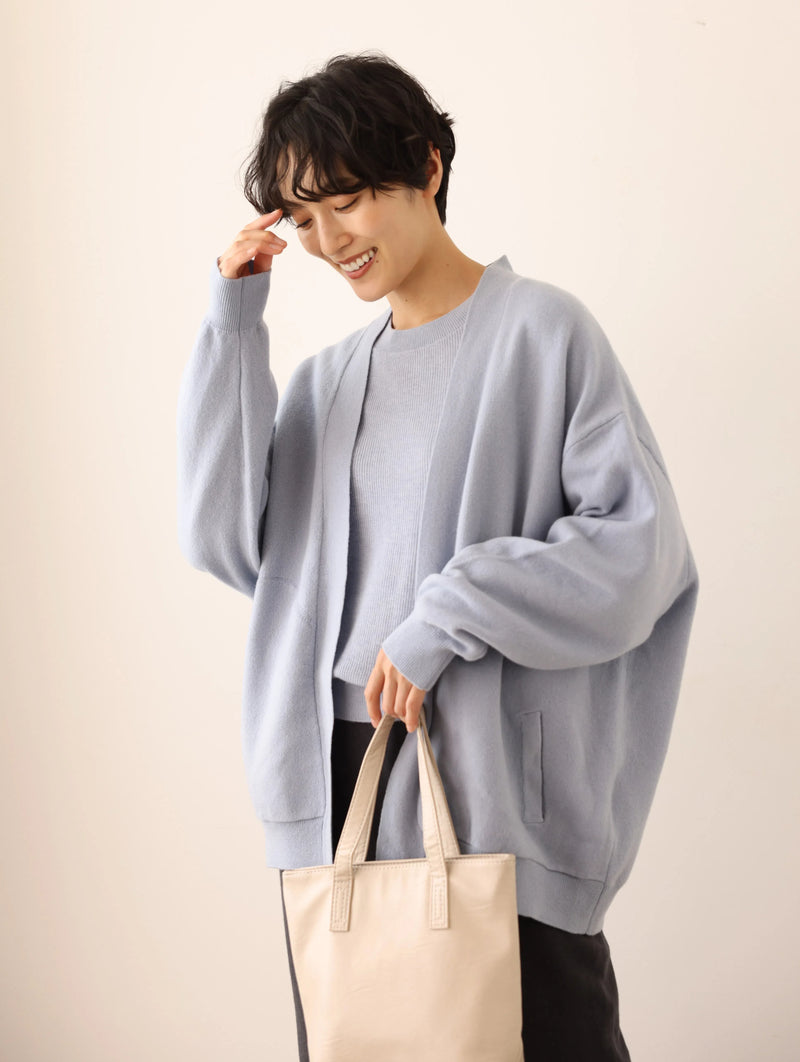 穿上它就能讓您看起來很棒的羊毛開襟衫。 