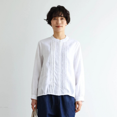 様々なシーンで活躍する万能アイテム　ピンタック入り　リネンシャツブラウス　250412