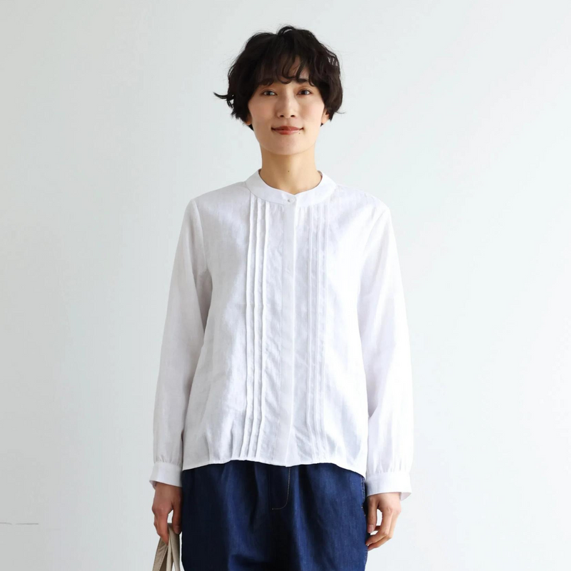 様々なシーンで活躍する万能アイテム　ピンタック入り　リネンシャツブラウス　250412
