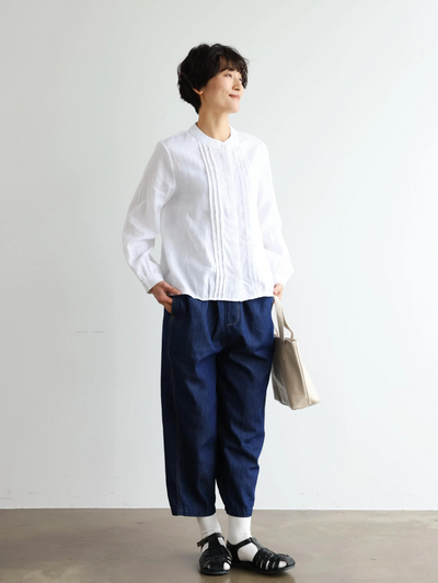 様々なシーンで活躍する万能アイテム　ピンタック入り　リネンシャツブラウス　250412