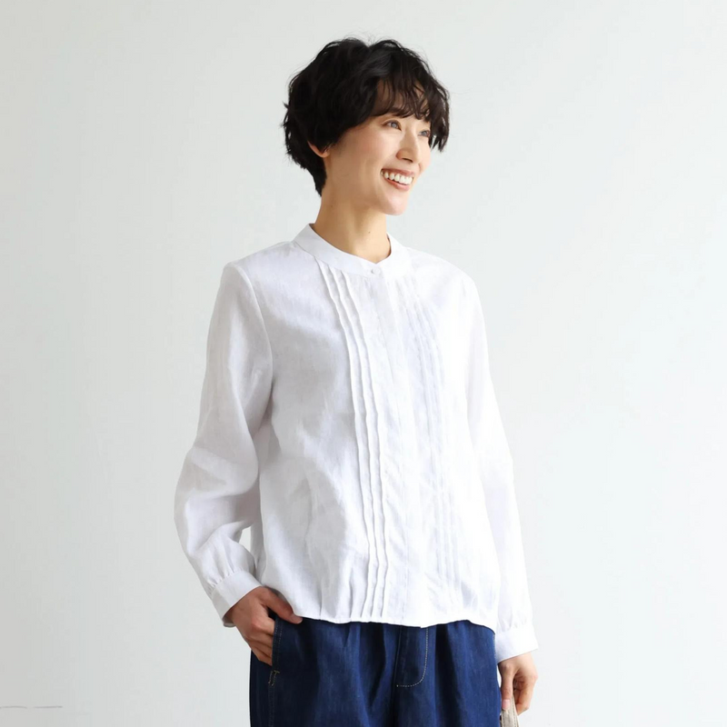 様々なシーンで活躍する万能アイテム　ピンタック入り　リネンシャツブラウス　250412
