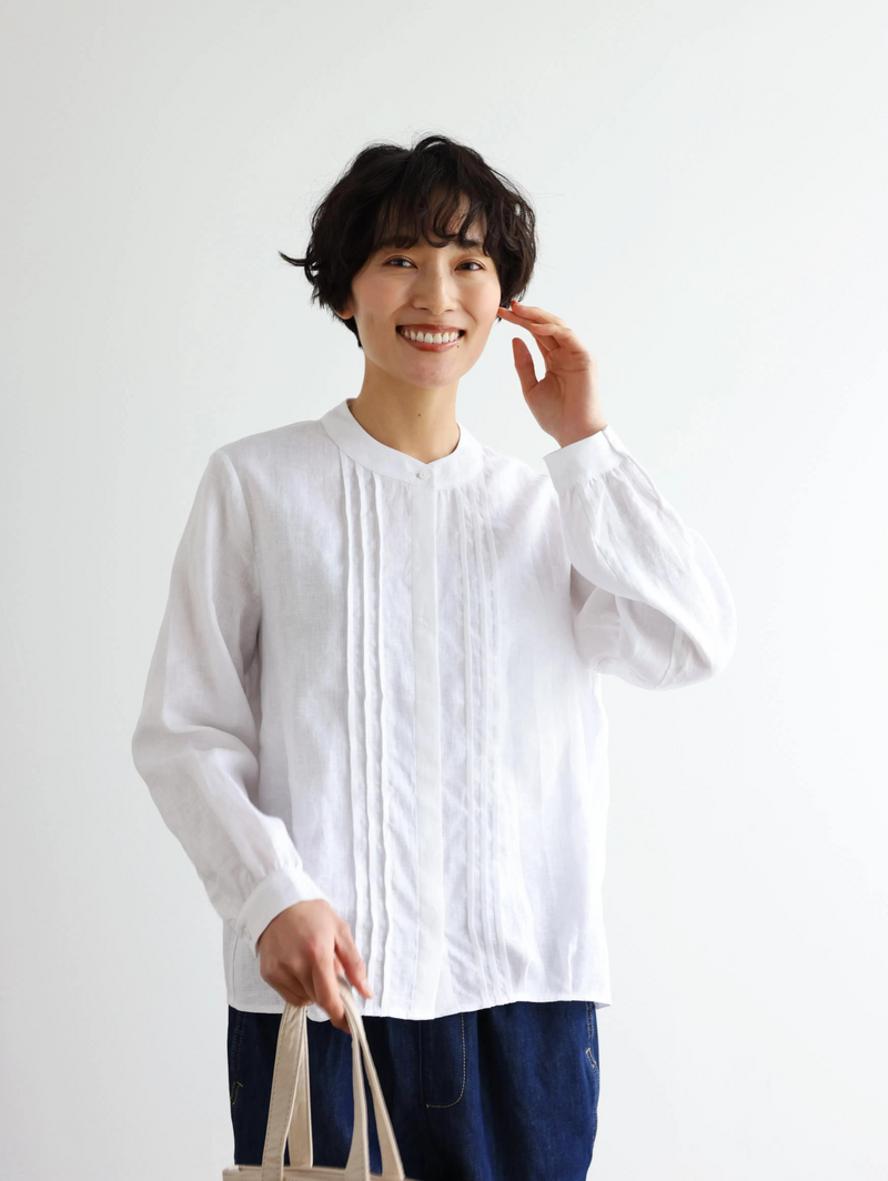 様々なシーンで活躍する万能アイテム　ピンタック入り　リネンシャツブラウス　250412
