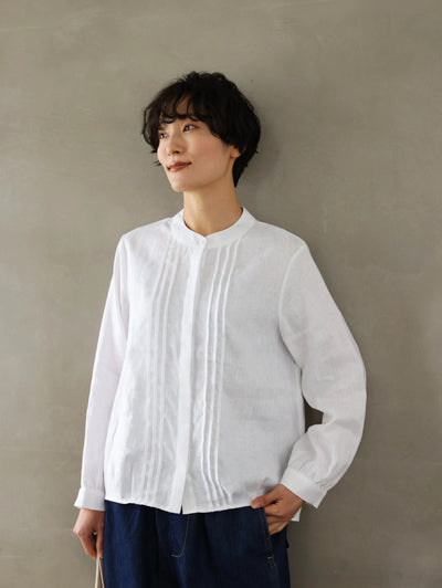 様々なシーンで活躍する万能アイテム　ピンタック入り　リネンシャツブラウス　250412