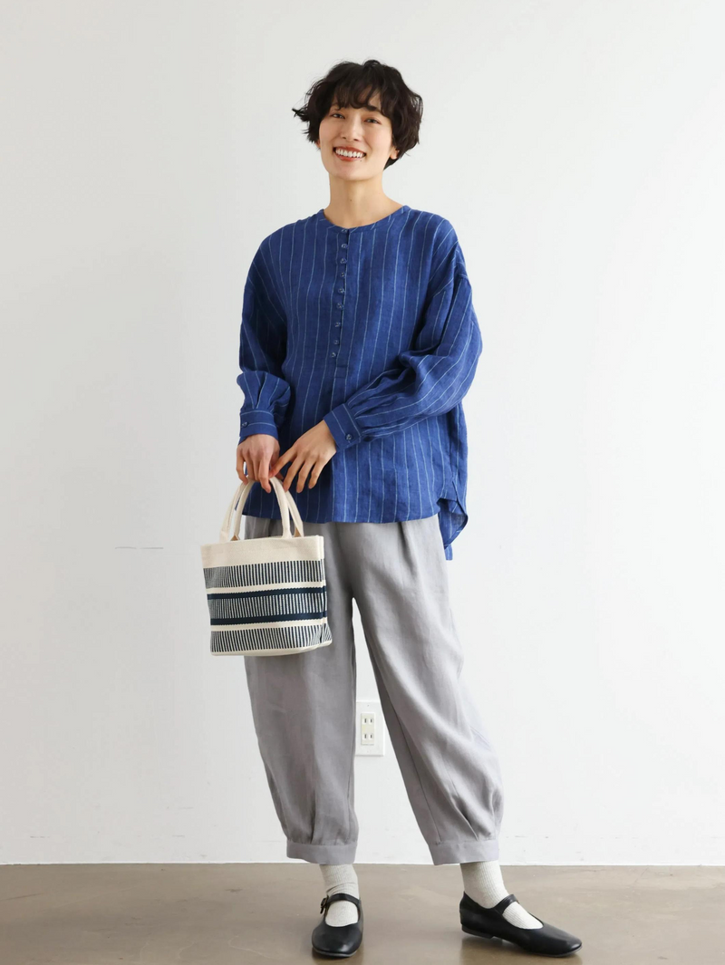 ゆったりとした着心地と上品なデザインが魅力の、リネン100%長袖ブラウス　　250414