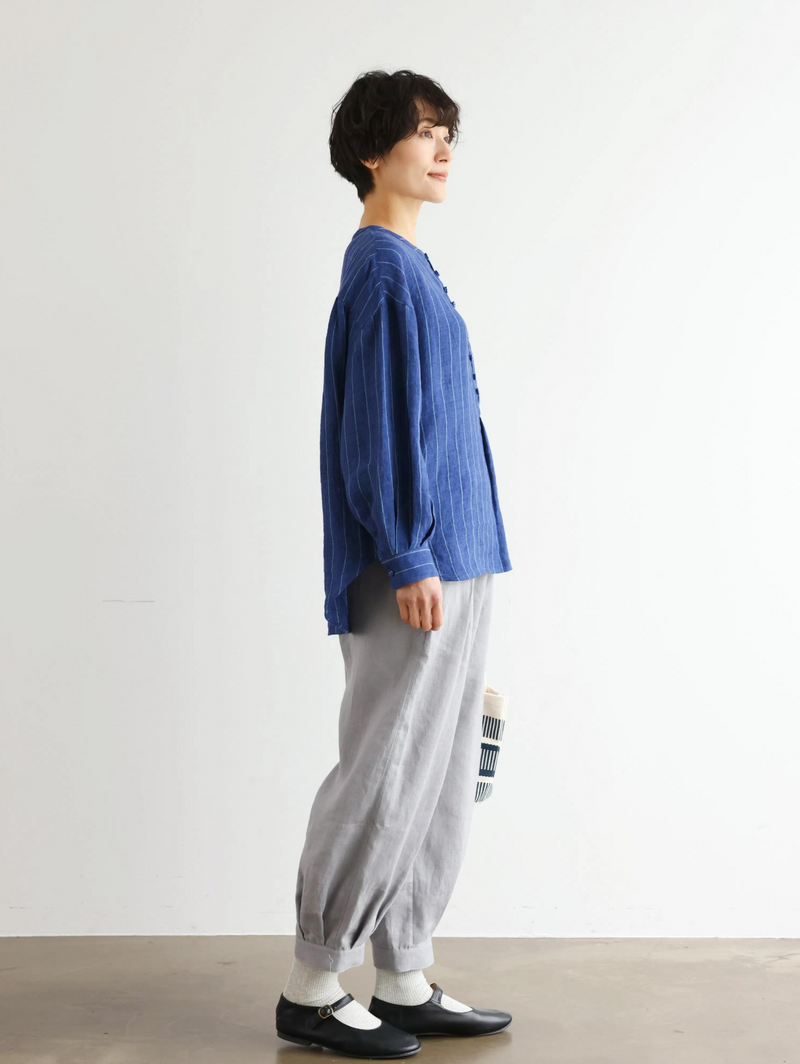 ゆったりとした着心地と上品なデザインが魅力の、リネン100%長袖ブラウス　　250414