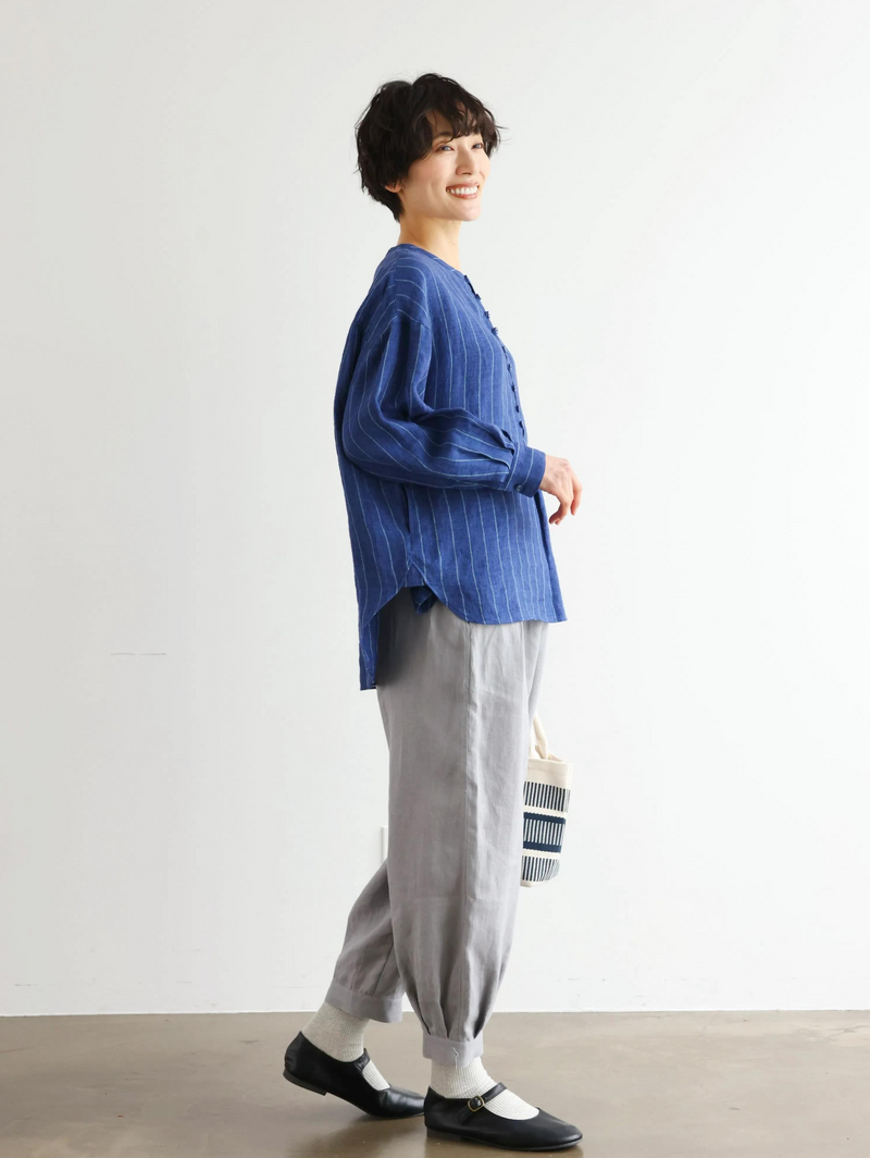 ゆったりとした着心地と上品なデザインが魅力の、リネン100%長袖ブラウス　　250414