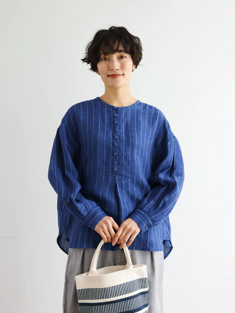 ゆったりとした着心地と上品なデザインが魅力の、リネン100%長袖ブラウス　　250414