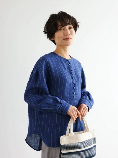 ゆったりとした着心地と上品なデザインが魅力の、リネン100%長袖ブラウス　　250414