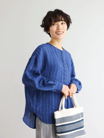 ゆったりとした着心地と上品なデザインが魅力の、リネン100%長袖ブラウス　　250414