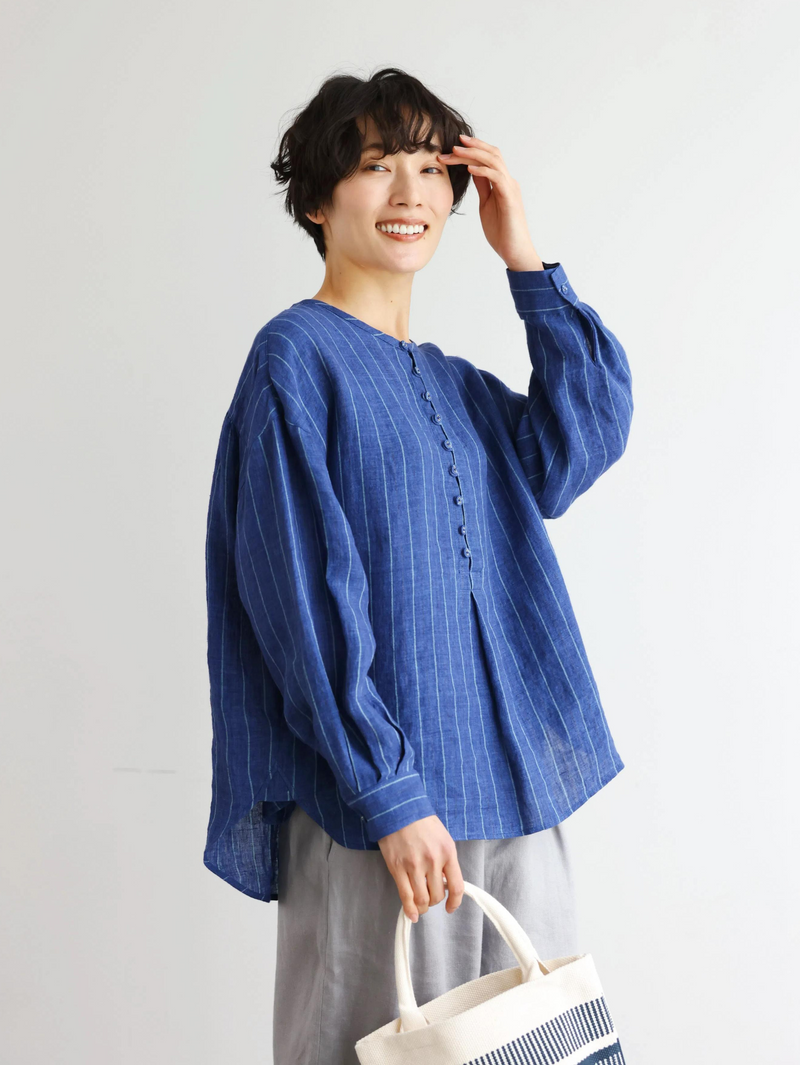 ゆったりとした着心地と上品なデザインが魅力の、リネン100%長袖ブラウス　　250414