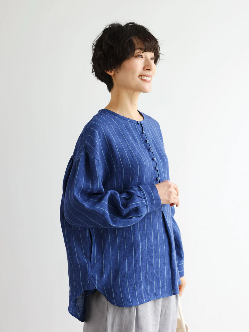 ゆったりとした着心地と上品なデザインが魅力の、リネン100%長袖ブラウス　　250414