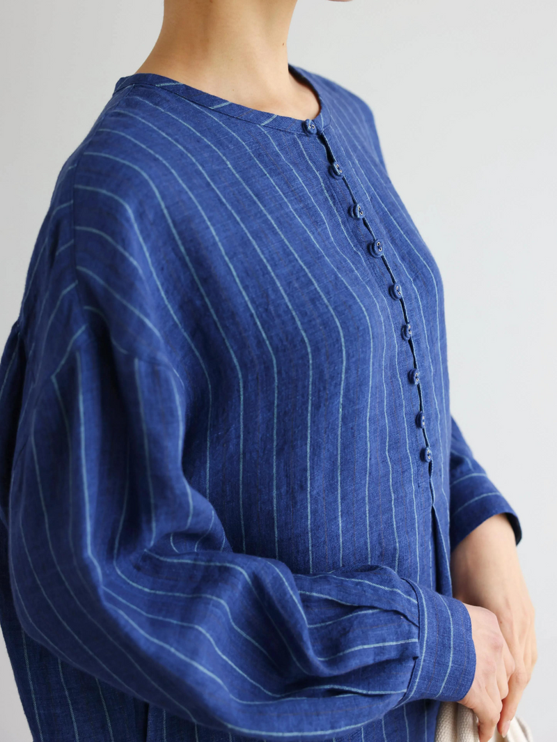 ゆったりとした着心地と上品なデザインが魅力の、リネン100%長袖ブラウス　　250414