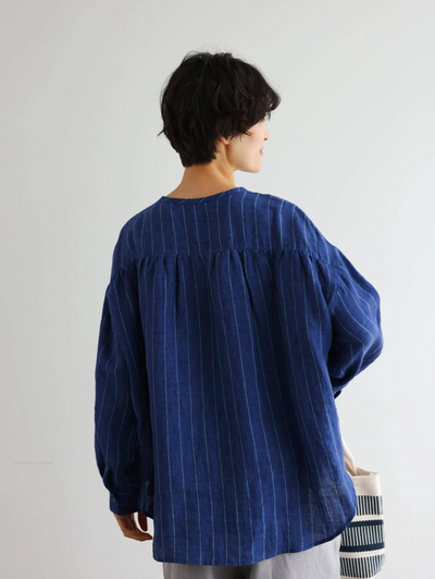 ゆったりとした着心地と上品なデザインが魅力の、リネン100%長袖ブラウス　　250414