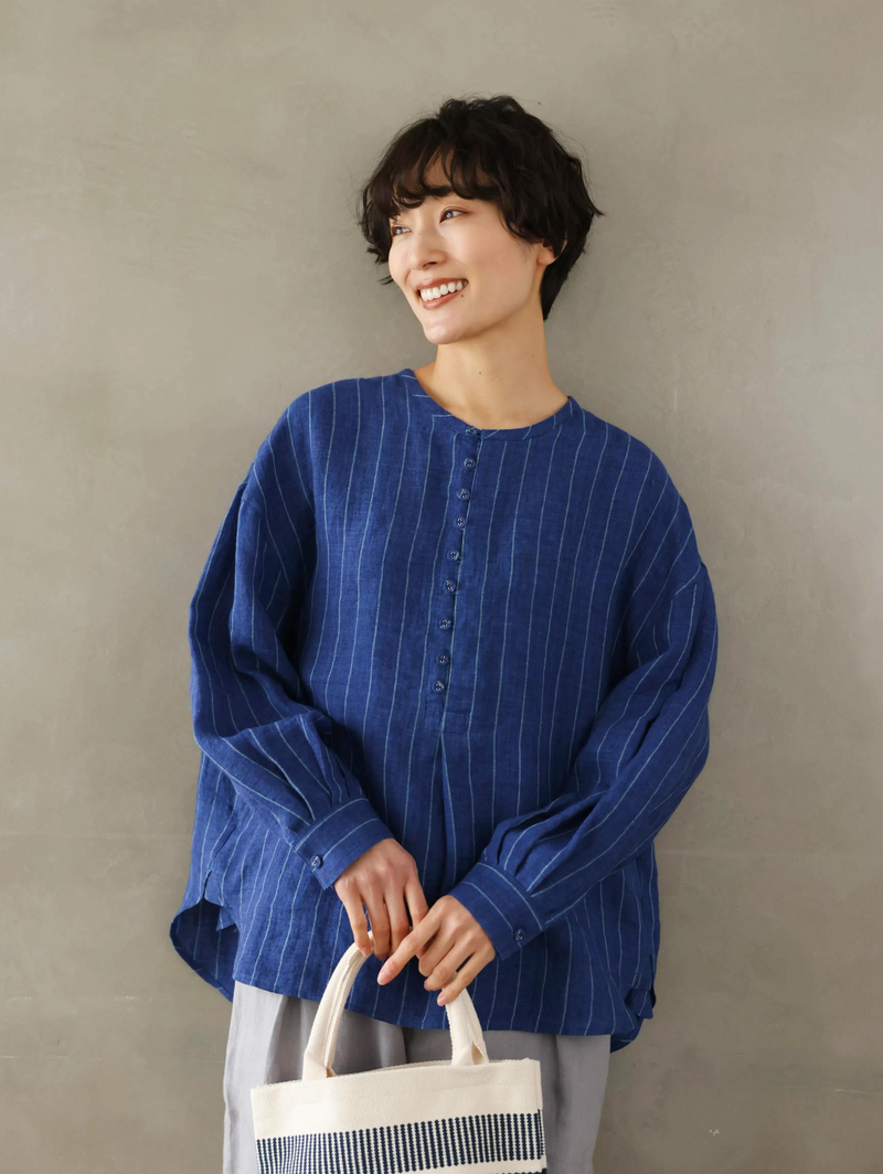 ゆったりとした着心地と上品なデザインが魅力の、リネン100%長袖ブラウス　　250414