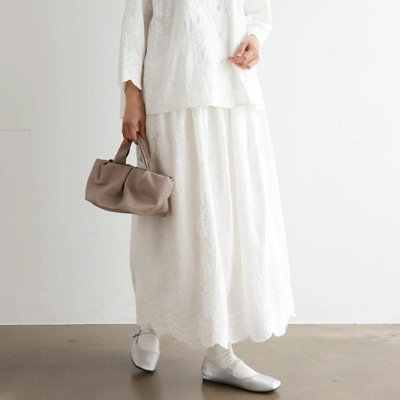 特別感のある　ふんわり広がるフラワー刺繍ロングスカート　裏地付き　ギャザースカート　250603