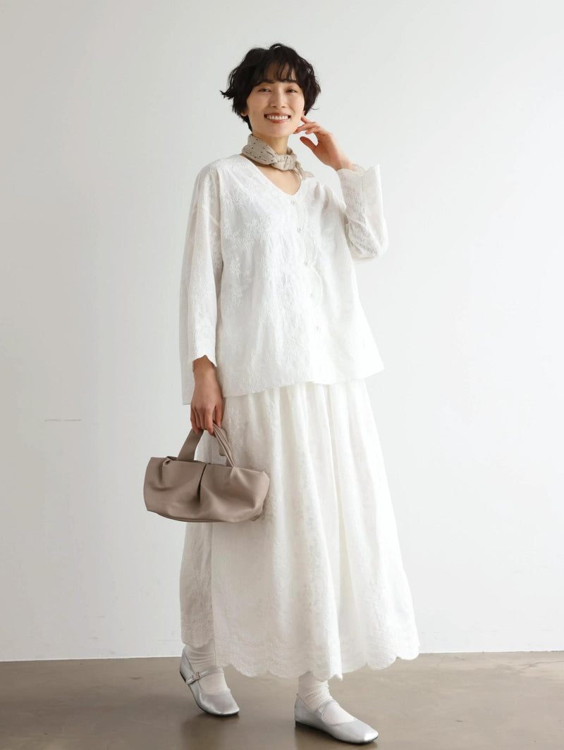 特別感のある　ふんわり広がるフラワー刺繍ロングスカート　裏地付き　ギャザースカート　250603